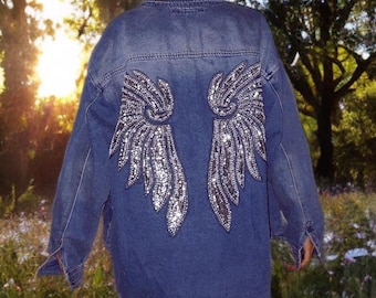 Maßgeschneiderte übergroße Jeansjacke mit silbern gestickten Engelsflügeln