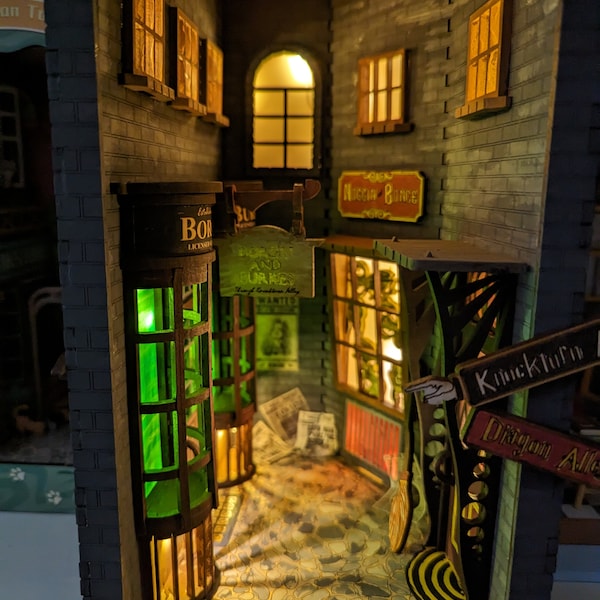 Knockturn Alley Book Nook Kit: verlichte tovenaarswereld DIY miniatuurscène