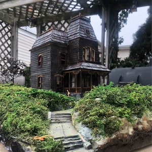Bates Motel House Psycho Film Model Kit. Halloween, Christmas or birthday gift. Free UK delivery.