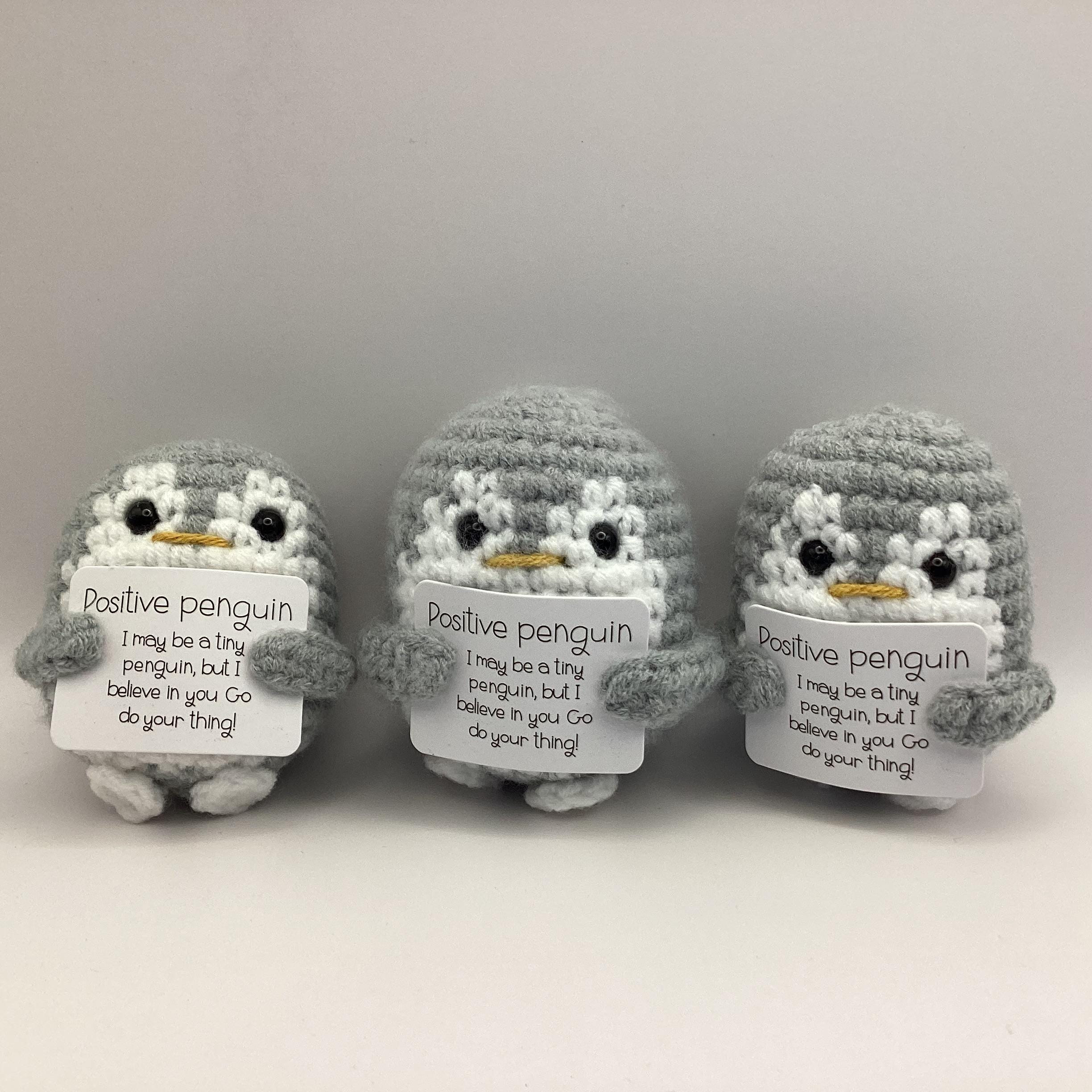 Pinguino All'Uncinetto Fatto A Mano Con Messaggio Positivo E Portachiavi - Regalo Motivazionale Per Amici, Laurea, Compleanno, Natale - 6,5 Cm