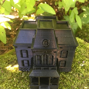 Psycho Bates mansion 3d printed paintable model. FREE UK DELIVERY. Ideal Halloween ornament, Father’s Day gift or train model building.