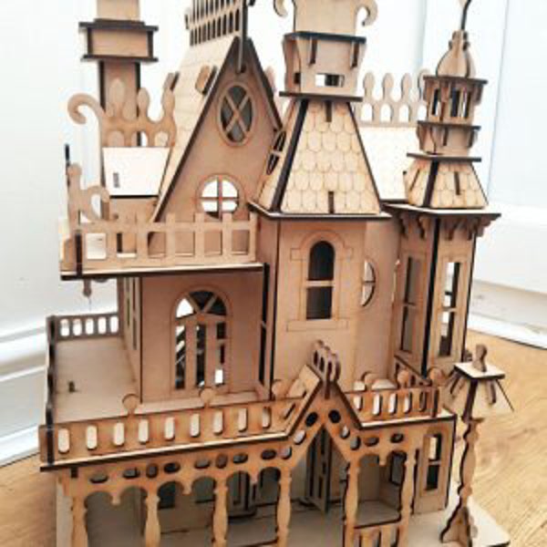 Gotischer viktorianischer Fantasy-Puppenhaus-Laserschnitt-Modellbausatz mit offener Rückseite.
