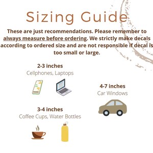Puede incluir: Fondo blanco con el texto "Sizing Guide" en marr&oacute;n. La gu&iacute;a recomienda tama&ntilde;os de calcoman&iacute;as para tel&eacute;fonos, computadoras port&aacute;tiles (5-7.6 cm), ventanas de autom&oacute;viles (10-17.8 cm) y tazas/botellas de agua (7.6-10.2 cm).