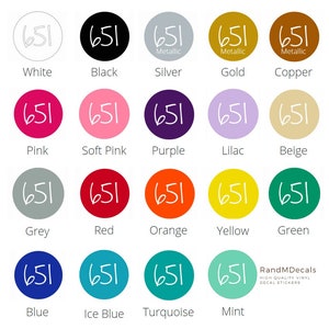 Pu&ograve; includere: Una collezione di adesivi in vinile in vari colori, ognuno con il numero "651" in stile scritto a mano. I colori includono bianco, nero, argento, oro, rame, rosa, rosa chiaro, viola, lilla, beige, grigio, rosso, arancione, giallo, verde, blu, blu ghiaccio, turchese e menta.