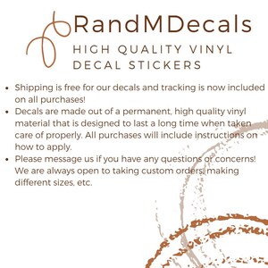 Puede incluir: La imagen muestra el logotipo de Rand MDecals, con un dise&ntilde;o de remolino marr&oacute;n y texto. El texto dice "HIGH QUALITY VINYL DECAL STICKERS". Texto adicional describe las calcoman&iacute;as como vinilo permanente de alta calidad.