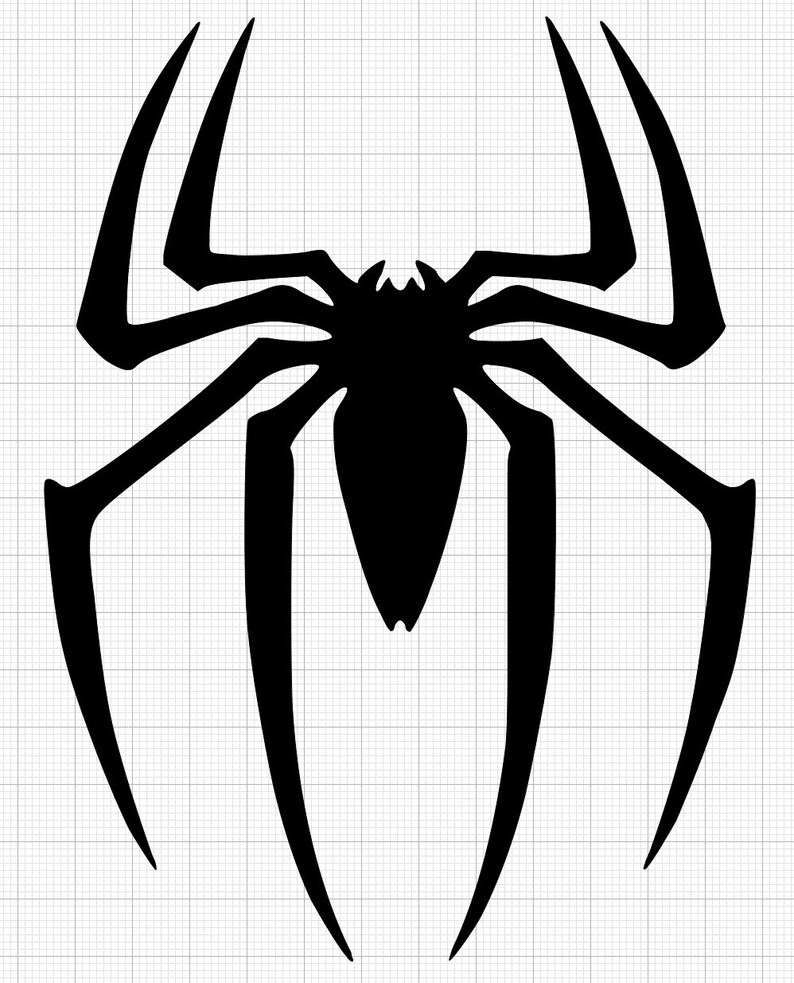 Pu&ograve; includere: Un emblema di ragno nero con otto zampe allungate e un corpo centrale. Le zampe del ragno sono curve e appuntite, su uno sfondo a griglia. Il design &egrave; una rappresentazione grafica stilizzata.
