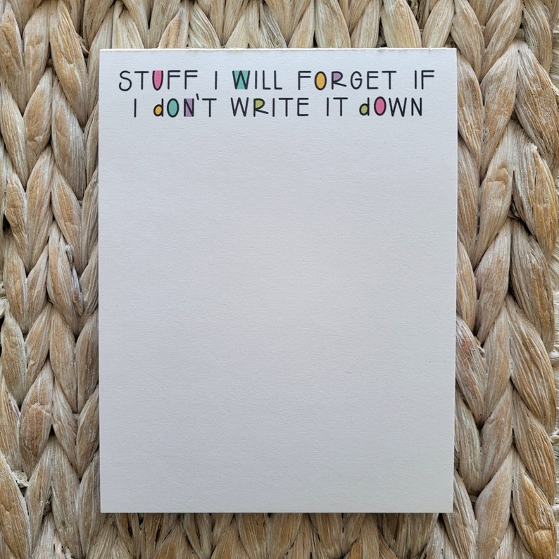 Op de afbeelding: Een wit notitieblok met de tekst "STUFF I WILL FORGET IF I DON'T WRITE IT DOWN" in kleurrijke letters.