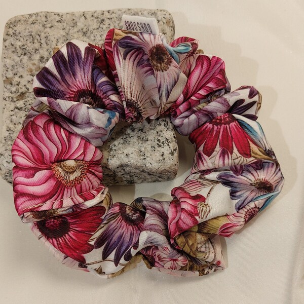 Scrunchie with Flowers in Pink tones, Two-sided scrunchie, Large Satin Scrunchie, Large Scrunchie with Daisy