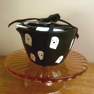 Colección de Halloween de Rae Dunn de Magenta: Juego de 4 tazas medidoras, todas negras con imágenes de fantasmas.