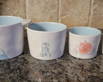 Kolekcja Rae Dunn Disney firmy Magenta – kubki pomiarowe „Kopciuszek”