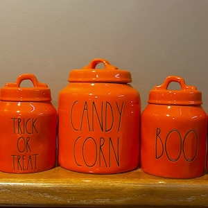 Rae Dunn Halloween Orange Becher und Gläser / Behälter - Leckereien, Süßes oder Saures, Candy Corn, Boo und Kürbis Königin