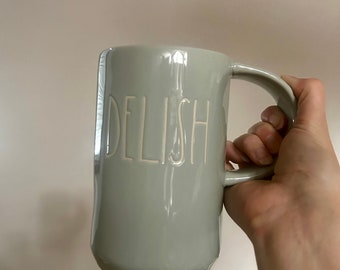 Rae Dunn “Delish” Becher mit dickem Henkel. RD Stempel.