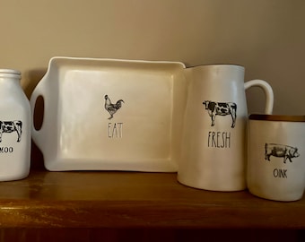 Rae Dunn Farmline : &quot;Moo&quot; Milchkännchen, &quot;&quot;Frisch&quot;&quot; Krug, &quot;&quot;Eat&quot;&quot; Tablett, &quot;Oink&quot; Tasse.&quot;