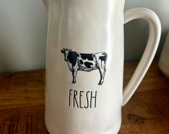 Rae Dunn Farmline - &quot;Moo&quot; Milchkännchen und &quot;&quot;Fresh&quot;&quot; Krug.&quot;