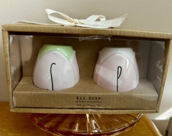 Juego de saleros y pimenteros con forma de flor de Rae Dunn