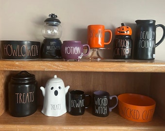 Tazze, brocche, contenitori e molto altro ancora con decorazioni di Halloween di Rae Dunn!
