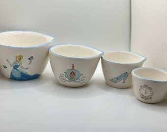 Kolekcja Rae Dunn Disney firmy Magenta – kubki pomiarowe „Kopciuszek”