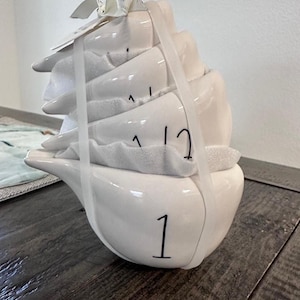 Colección Rae Dunn Farmline de Magenta - Juego de tazas medidoras con forma de ajo. Totalmente blanco.