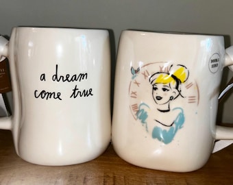 Taza de café Rae Dunn Disney Cenicienta - “Un sueño hecho realidad” con zapato en el asa