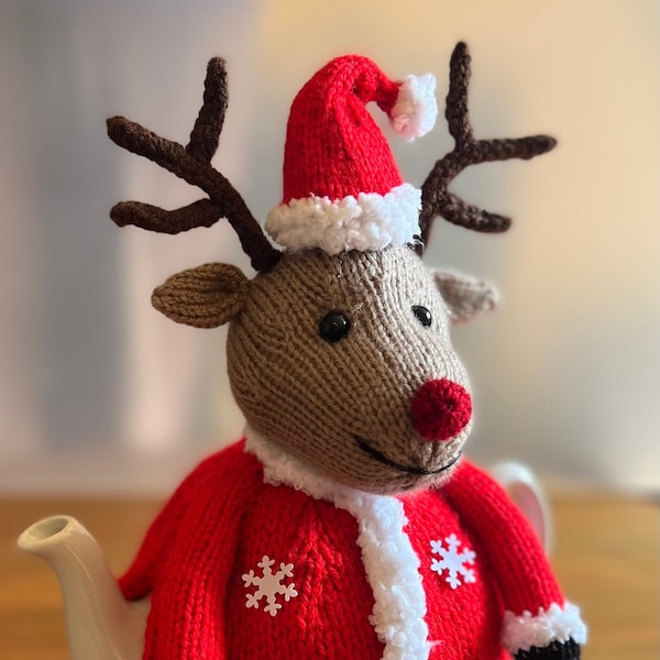 Festive Reinedeer Tea Cosy knitting pattern. PDF digital download. knitting pattern for a 6 cup tea pot.