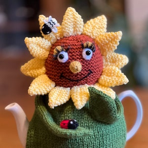 Suzie the Sunflower Tea Cosy knitting pattern. PDF digital download. Fits a 2.5 pint/6 cup tea pot.