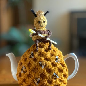 Queen Bee Tea Cosy knitting pattern. PDF digital download. Queen Bee Tea Cosy knitting pattern for a 6 cup tea pot.