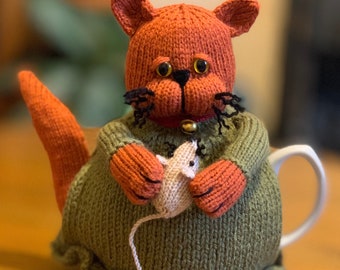 Tea Cosy Strickmuster. PDF digitaler Download. 'Katze mit ihrem Lieblingsspielzeug' Tea Cosy Strickmuster für eine 6 Tassen Teekanne.
