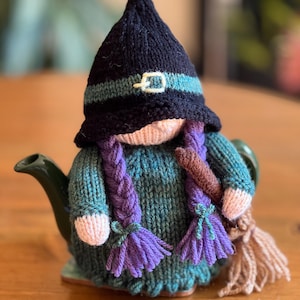 Patrón de tejido de Little Miss Witch en formato PDF Descarga digital Se adapta a una tetera de 2 tazas y 450 ml