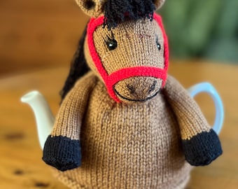 Patrón de tejido para la funda de tetera Hanna the Horse. Descarga digital en PDF. Compatible con una tetera de 6 tazas.