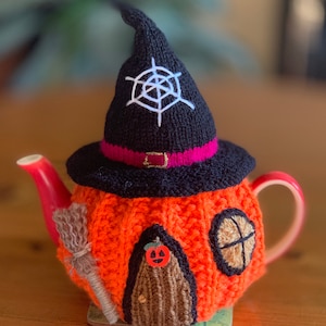 Tea cosy knitting pattern. PDF digital download. Pumpkin House tea cosy knitting pattern to fit a 2-3 cup  (700ml) tea pot.