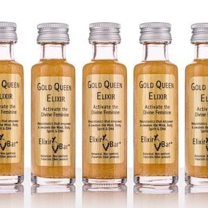 Könnte beinhalten: Fünf kleine Glasflaschen mit goldener Flüssigkeit und silbernen Kappen. Jede Flasche trägt ein Etikett mit der Aufschrift "Gold Queen Elixir Activate the Divine Feminine Neurotonics that empower & awaken the Mind, Body, Spirit & DNA Elixir Bar Botanical. Non synthetic Futuristic Elixir products".