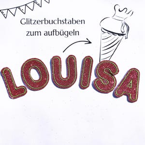 Könnte beinhalten: Rote Glitzerbuchstaben mit grünem Rand, die den Namen "LOUISA" bilden, zum Aufbügeln. Das Bild enthält auch eine Strichzeichnung einer Eistüte und deutschen Text.