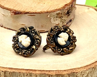 Pendientes vintage negros con camafeo y cierre de rosca: elegante diseño floral.