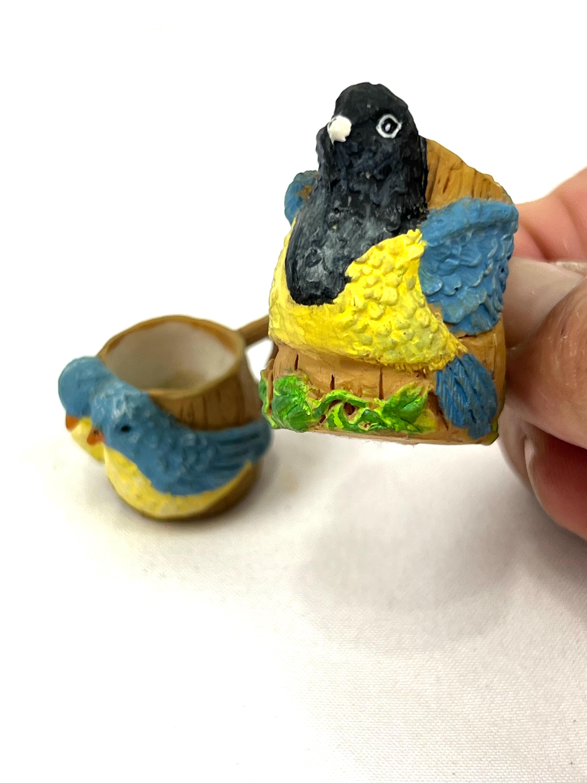 ヴィンテージ樹脂製鳥のカップ：ミニチュアのフィンチとルリツグミの 
