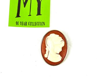 Vintage Cameo Brooch: Carved Shell, Gold Trim, Oval Brooch