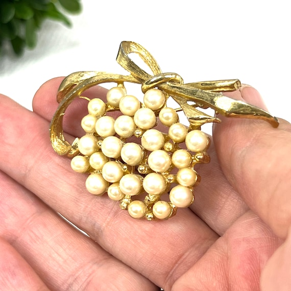 Vintage Brooch - Georgeous Faux Pearl Floral Broo… - image 8