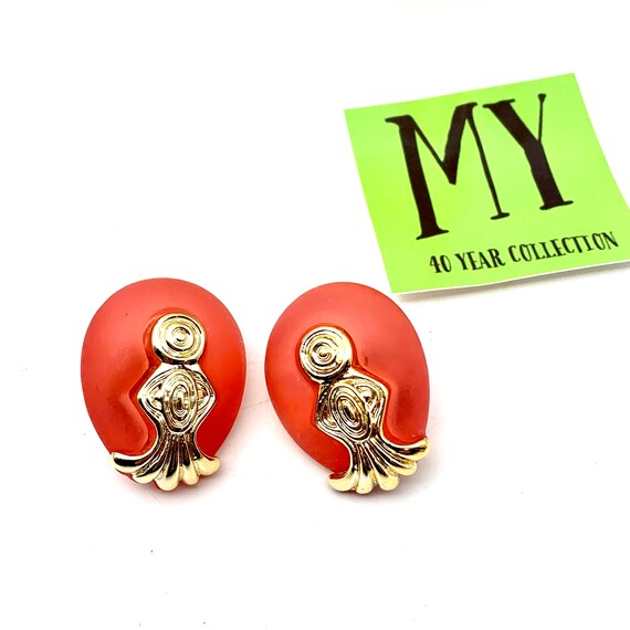 Vintage Mid Century Coral and Gold Tone Clip on E… - image 10
