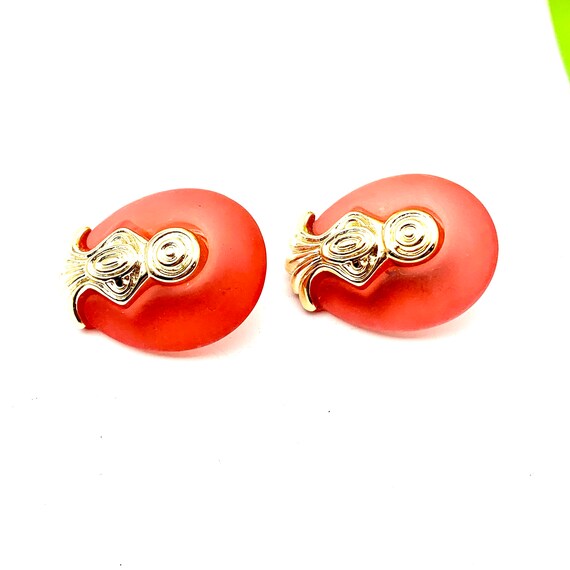 Vintage Mid Century Coral and Gold Tone Clip on E… - image 4