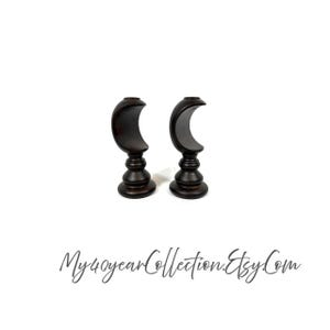 Peut inclure: Deux embouts de tringle à rideaux en bois brun foncé, en forme de croissant de lune. Les embouts ont une base décorative et sont posés sur un fond blanc. Le texte "My40yearCollection.Etsy.Com" est en bas.