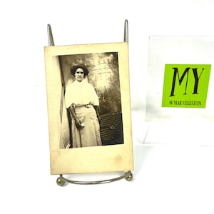 Antike Postkarte - Junge Frauen, die am Zaun färben - Sepia Foto Postkarte Rohling - Selten - My40YearCollection
