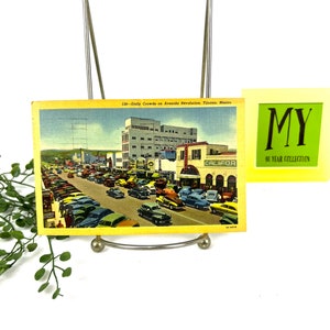 Carte postale vintage - Foule quotidienne sur l'Avenida Revolucion, Tijuana, Mexique - Voitures - Timbre John Adams 2 cents de 1953 My40YearCollection