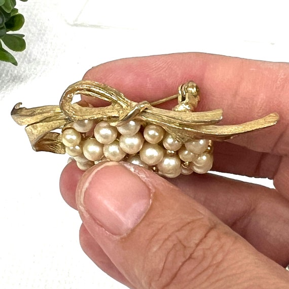 Vintage Brooch - Georgeous Faux Pearl Floral Broo… - image 5