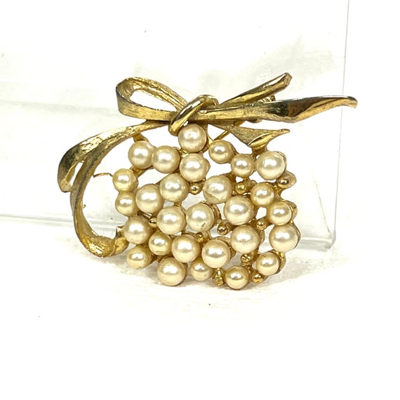 Vintage Brooch - Georgeous Faux Pearl Floral Broo… - image 9