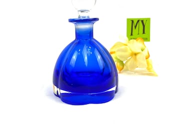 ヴィンテージ。装飾的なライトコバルトブルーボトルアールデコスタイル