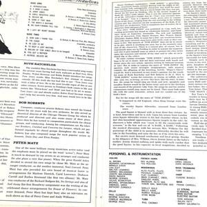 Puede incluir: Un programa de teatro vintage de "Tom Jones", con listas de reparto y personal. La portada es blanca con texto negro y una peque&ntilde;a imagen. El programa es de la d&eacute;cada de 1960.