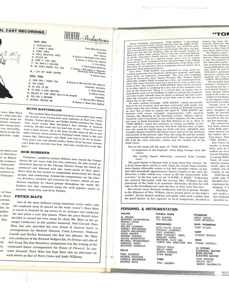 Puede incluir: Un programa de teatro vintage de "Tom Jones", con listas de reparto y personal. La portada es blanca con texto negro y una peque&ntilde;a imagen. El programa es de la d&eacute;cada de 1960.