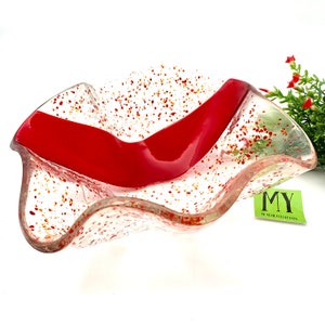 K&ouml;nnte beinhalten: Eine klare Glassch&uuml;ssel mit einem roten Streifen und orangefarbenen und roten Flecken. Die Sch&uuml;ssel hat einen gewellten Rand und steht auf einer wei&szlig;en Oberfl&auml;che. Der Text "MY 40 YEAR COLLECTION" befindet sich auf einem gr&uuml;nen Etikett.