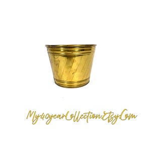 Peut inclure: Petit pot en laiton antique avec un motif à rayures diagonales. Le pot a une base arrondie et un dessus légèrement évasé. Le texte "My40yearCollection.EtsyCom" est écrit en cursive au bas de l'image.
