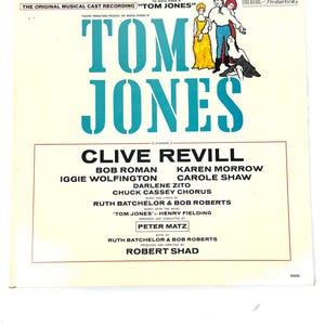 Puede incluir: Una portada de &aacute;lbum vintage de la obra musical "Tom Jones", con un t&iacute;tulo turquesa y los nombres del elenco. La portada incluye ilustraciones de personajes con trajes de &eacute;poca. Una publicaci&oacute;n de Theatre Productions.
