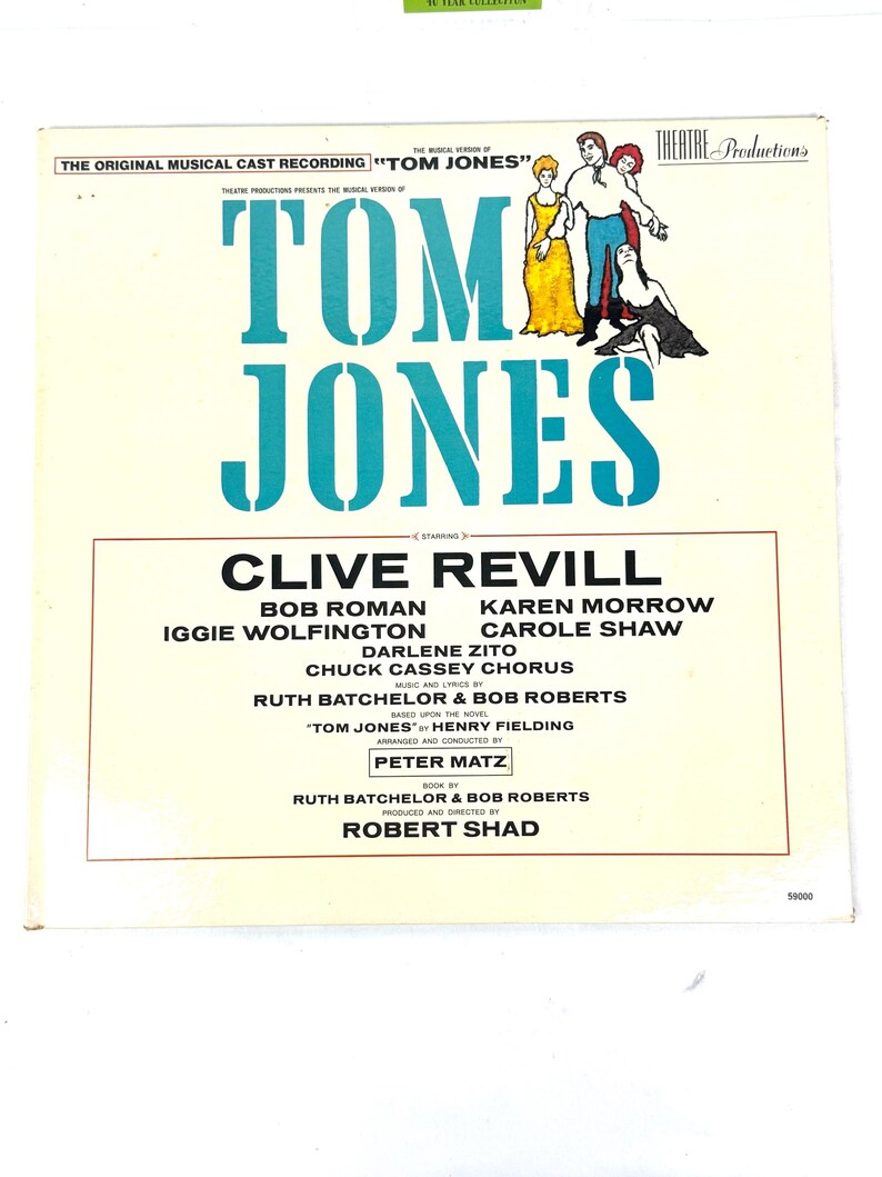 Puede incluir: Una portada de &aacute;lbum vintage de la obra musical "Tom Jones", con un t&iacute;tulo turquesa y los nombres del elenco. La portada incluye ilustraciones de personajes con trajes de &eacute;poca. Una publicaci&oacute;n de Theatre Productions.